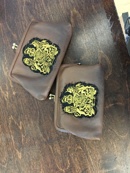 Coin purse with crest